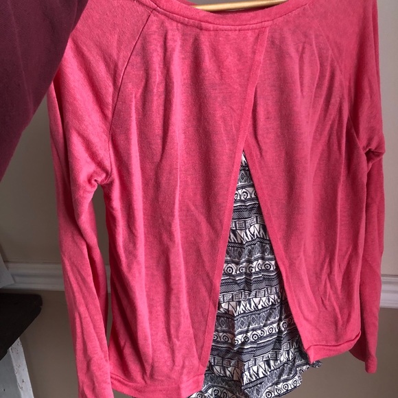 Long sleeve with pattern. - Picture 2 of 3